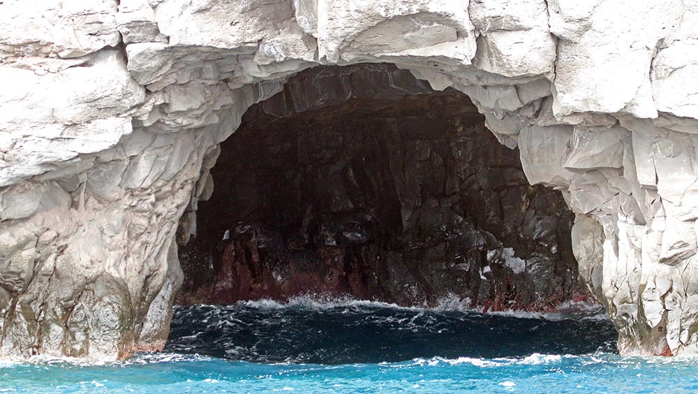 tonga-tofua-sea-cave